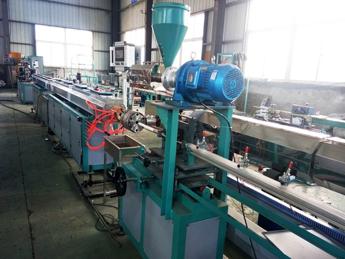 內鑲圓柱式（shì）滴灌管生產線