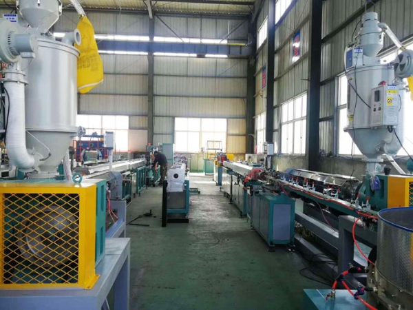 貼片（piàn）式（shì）滴灌帶生產線