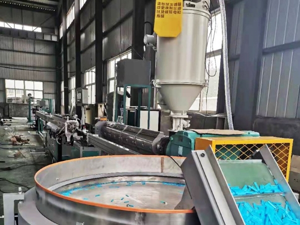 內鑲貼片式滴（dī）灌帶生產線